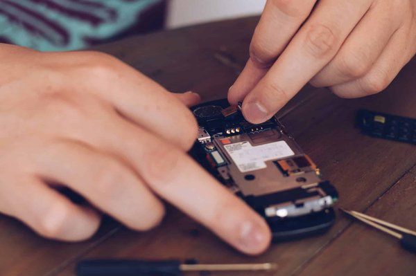 Quels sont les avantages de réparer la carte mère d'un iPhone ?